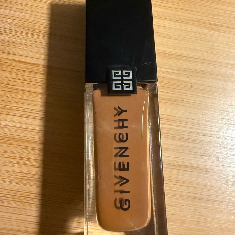 Givenchy Fluid Foundation in 6-W20